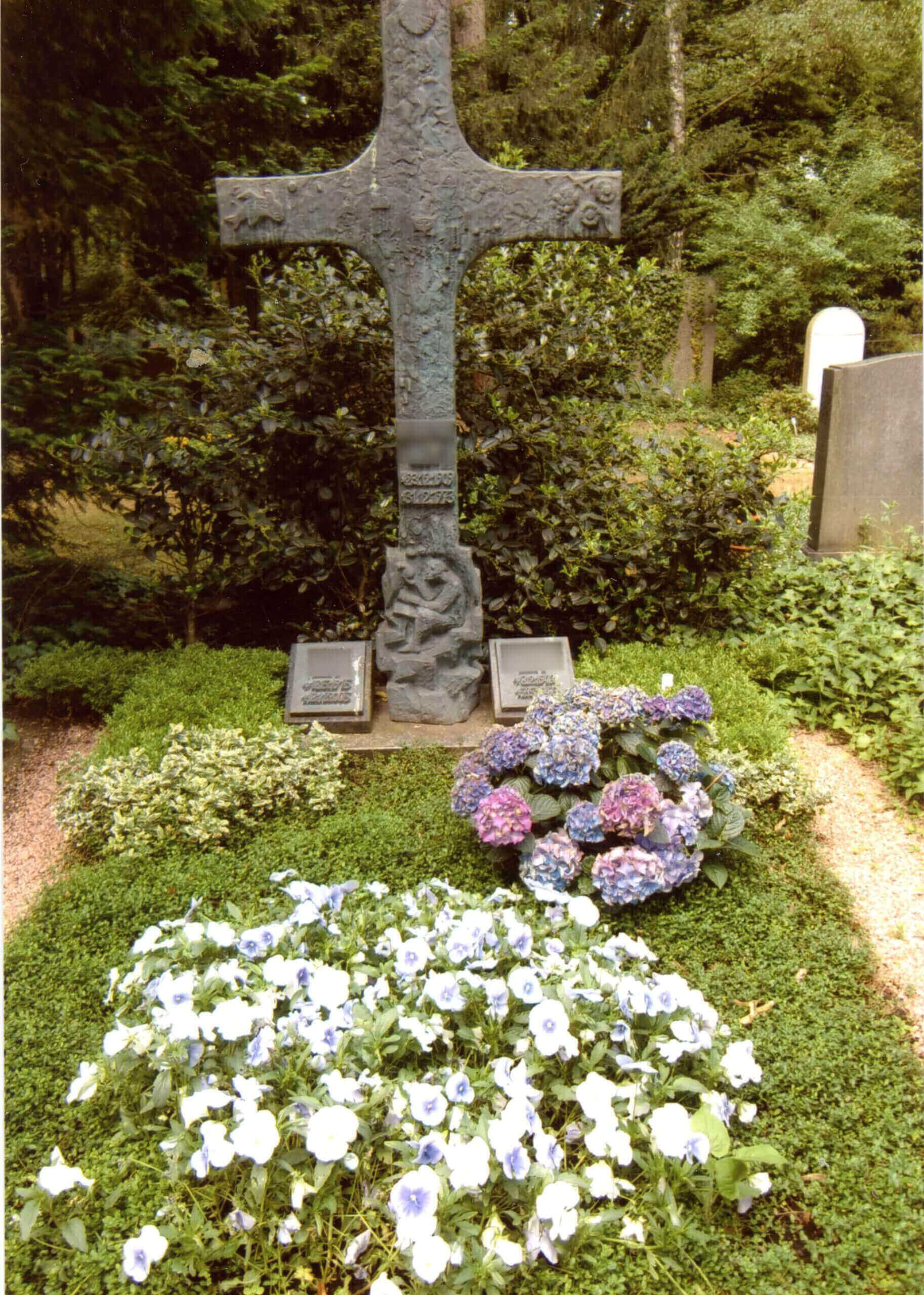 Großes Kreuz auf Grab